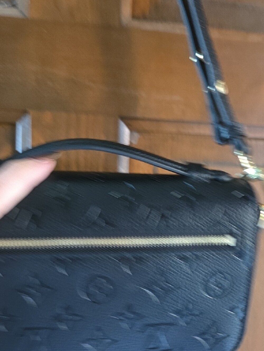 Black Embossed Leather Crossbody Bag with Gold Lock And Adjustable Strap Lk New - Picture 9 of 13